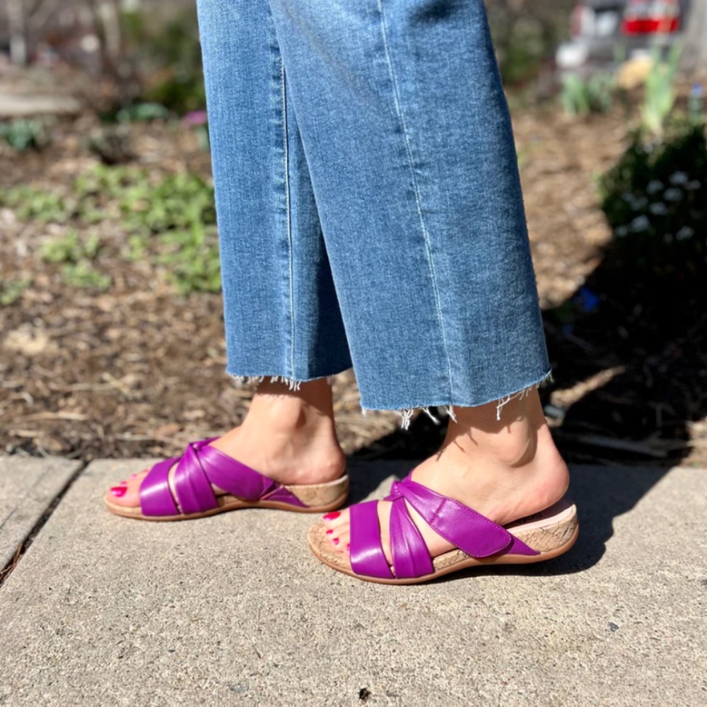 SoftWalk Tallulah Slide Sandal in Magenta
